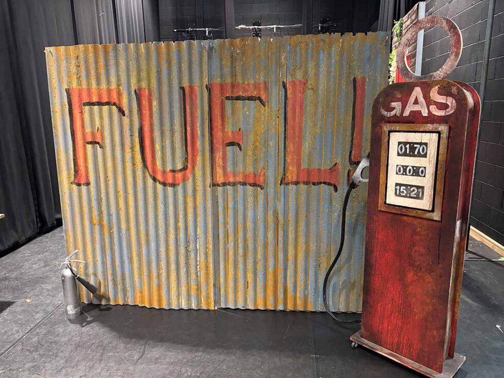 Fuel sign & gas pump - set scenery and props from Slick Scenery