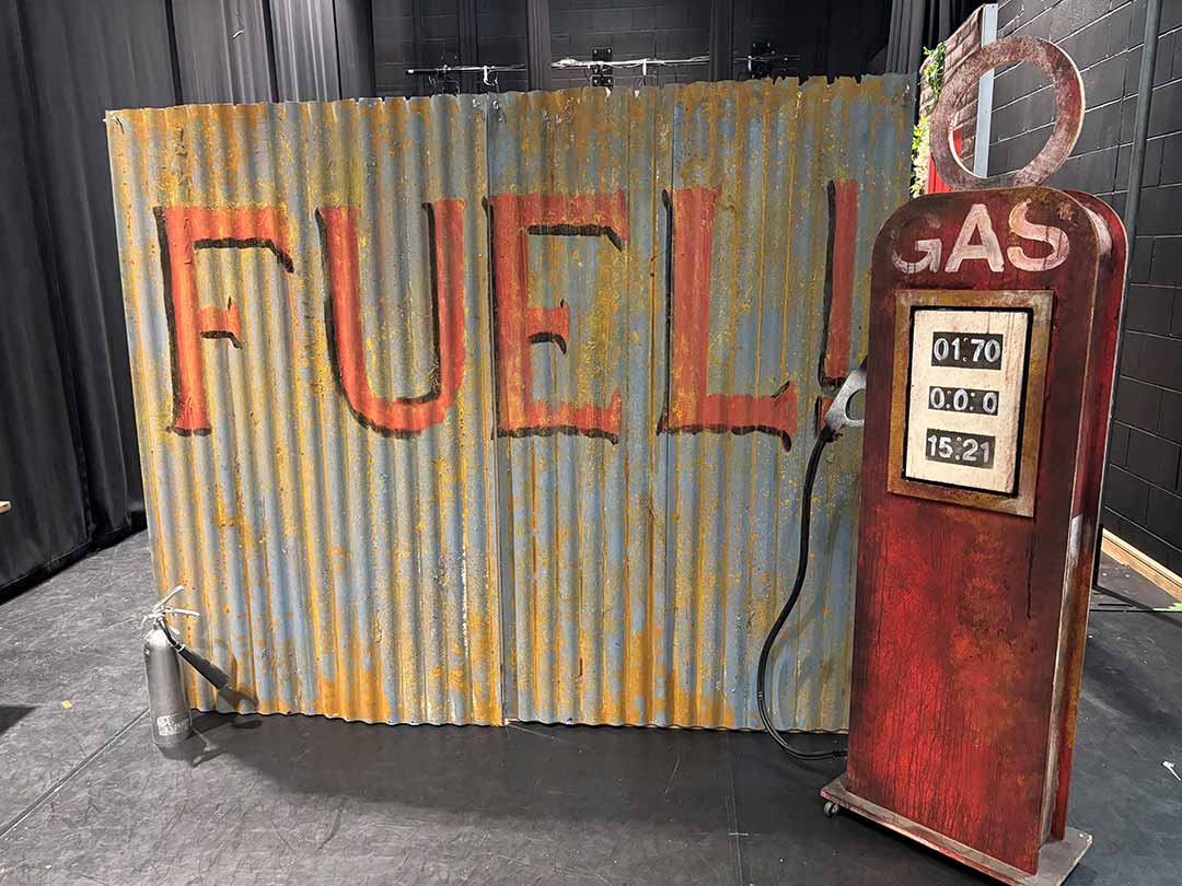 Fuel sign & gas pump - set scenery and props from Slick Scenery Fuel sign & gas pump - set scenery and props from Slick Scenery